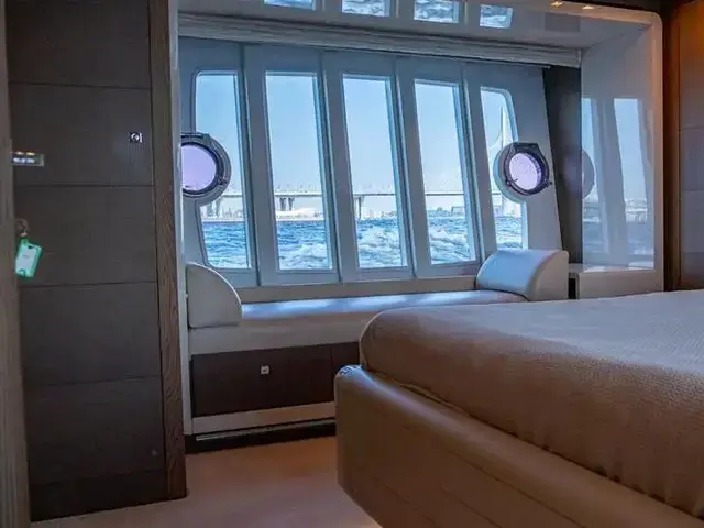 Ferretti Yachts 870