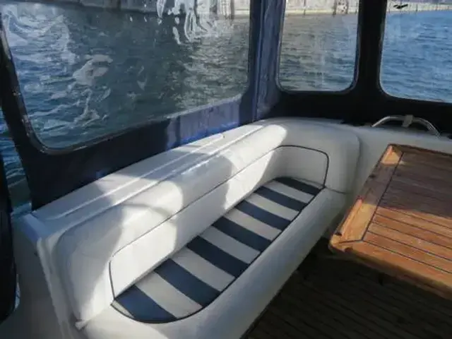 Custom Boats Mustang 2800 Sports Cruiser