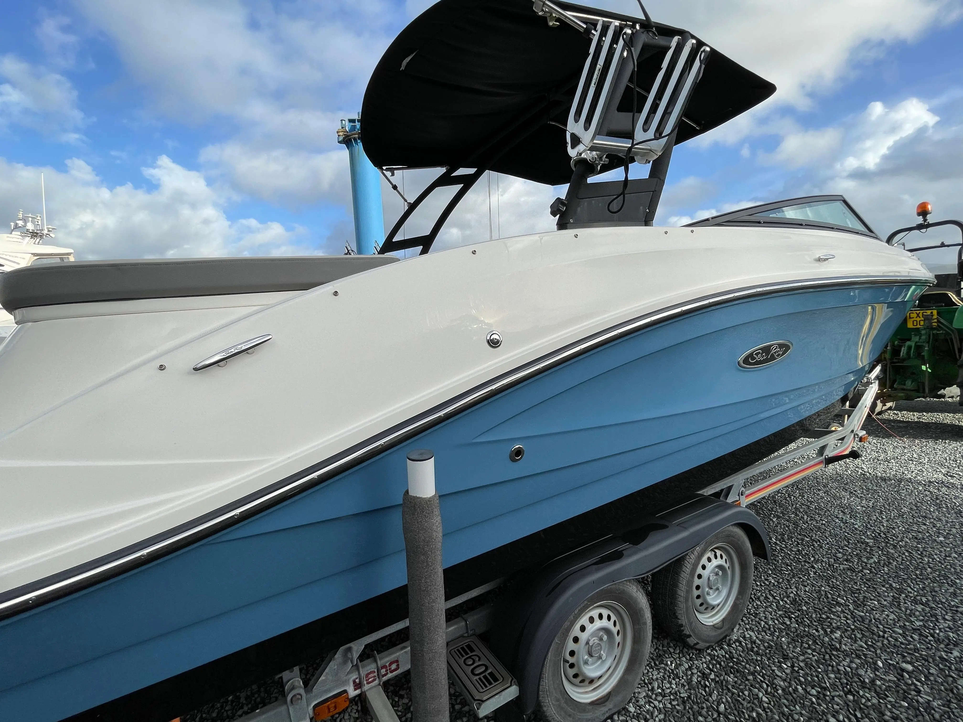 2020 Sea Ray 230 spx