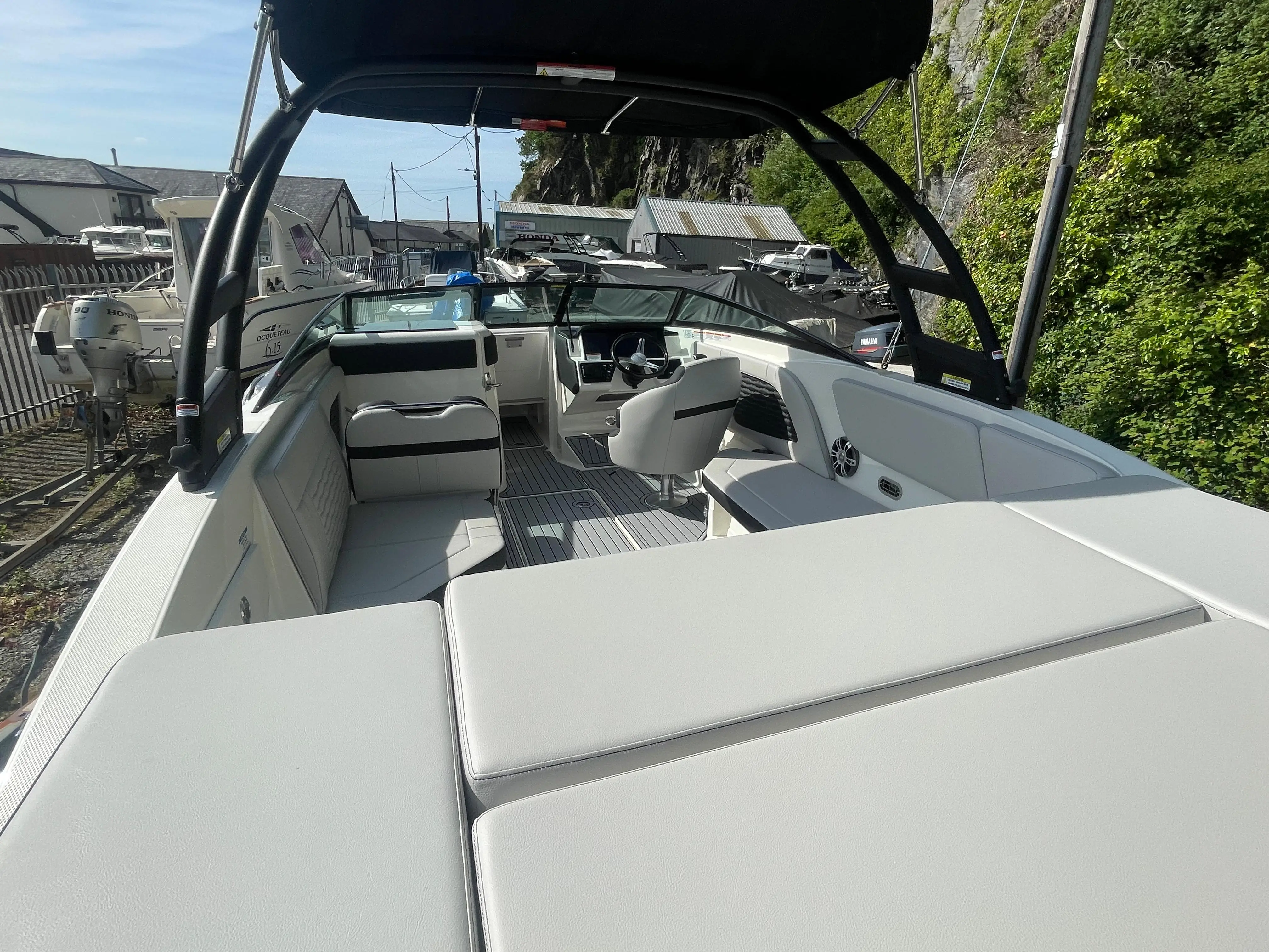 2023 Sea Ray 230 spx outboard