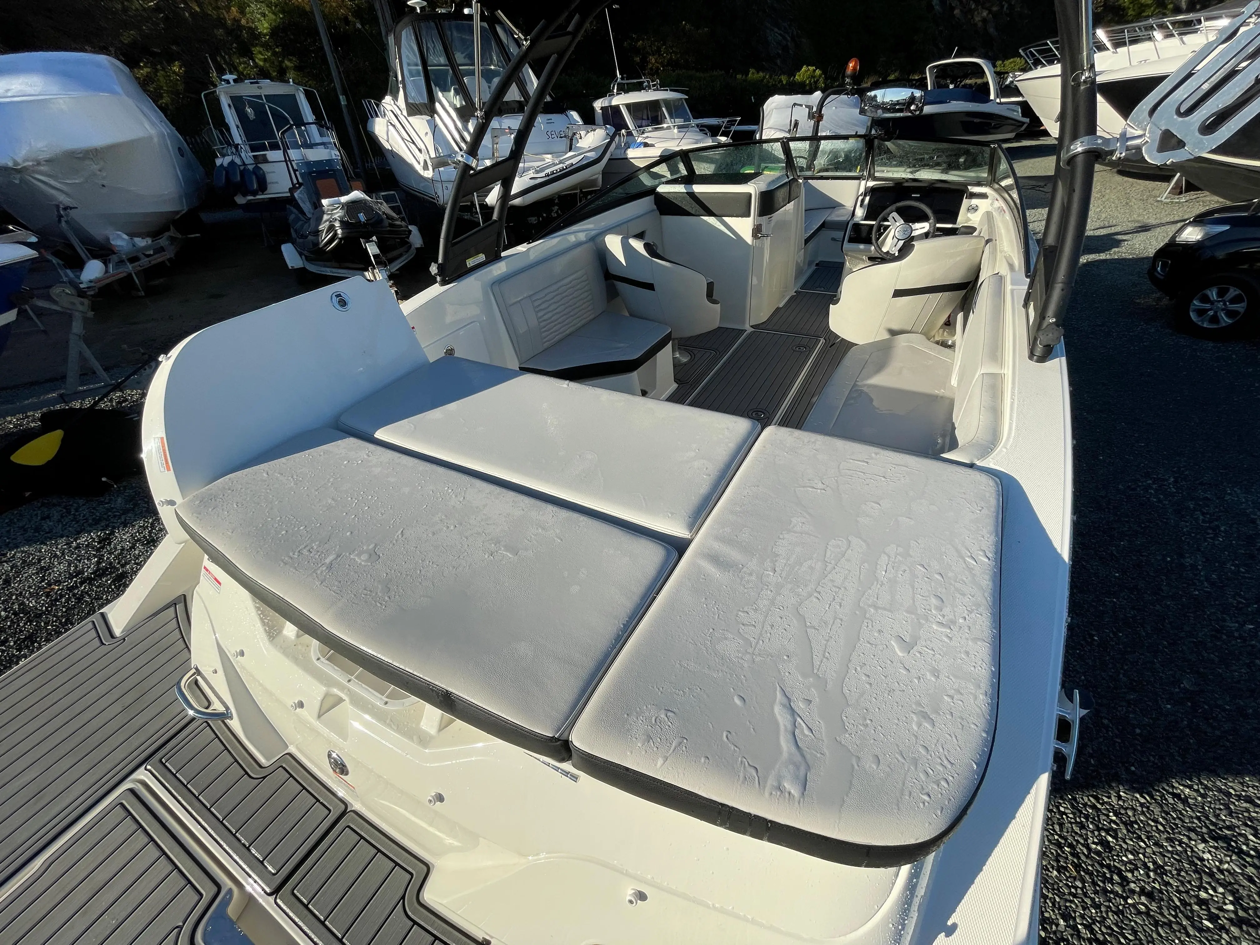 2023 Sea Ray 230 spx