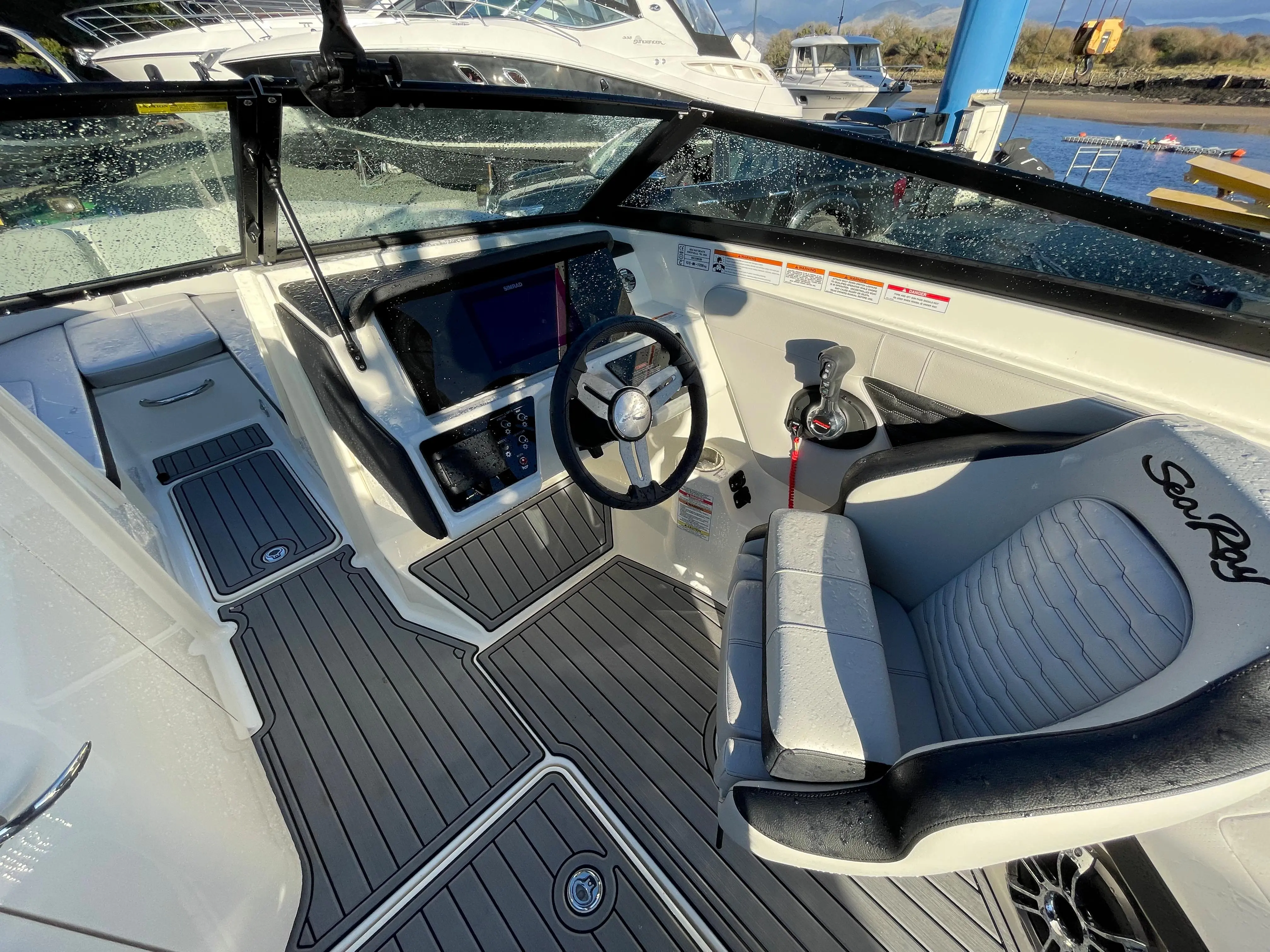 2023 Sea Ray 230 spx