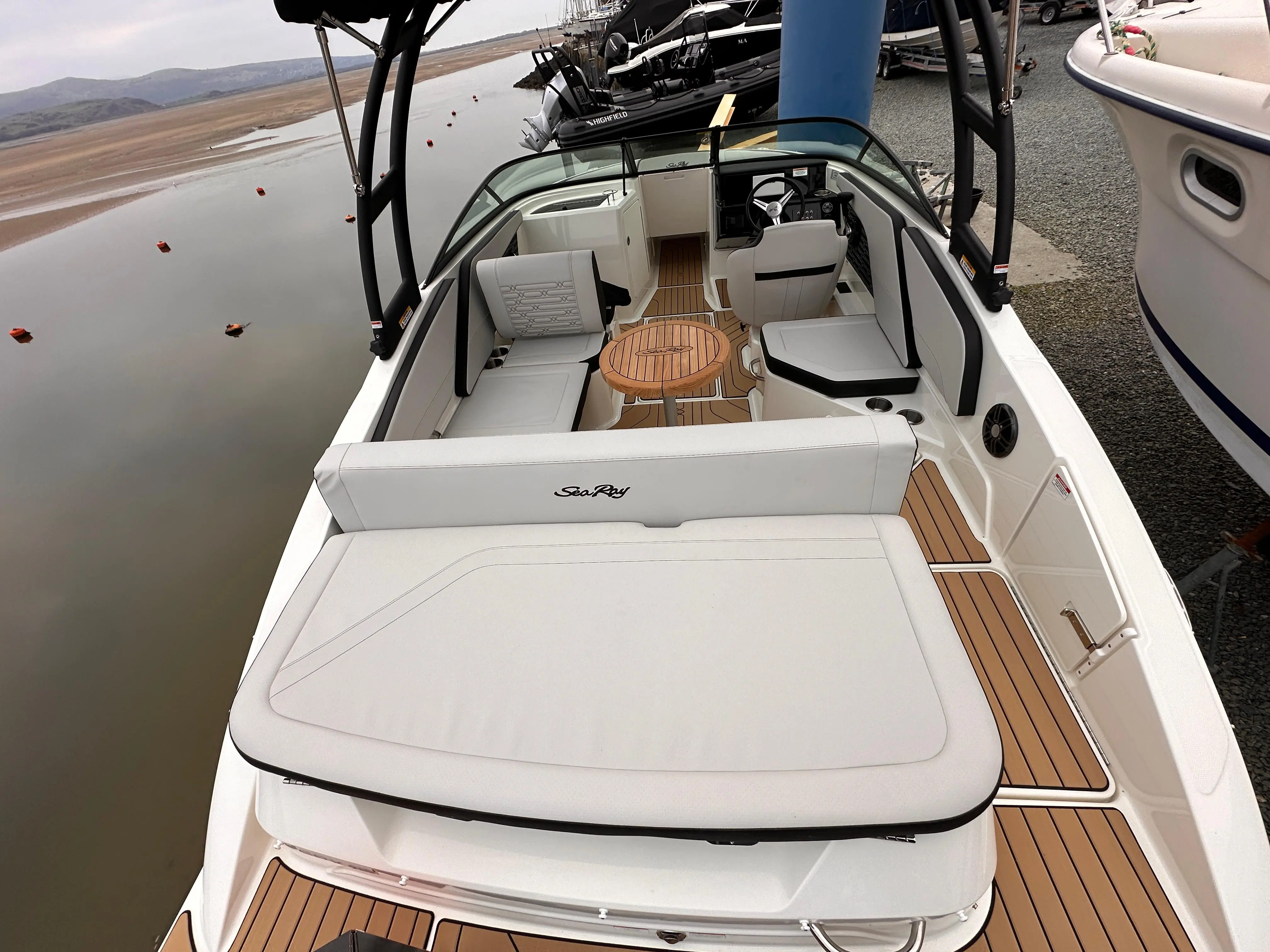 2024 Sea Ray 210 spx