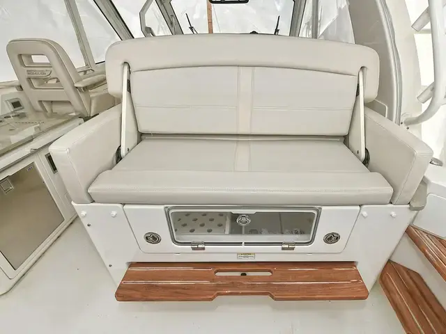 Boston Whaler 380 Realm