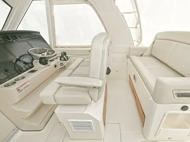 Boston Whaler 380 Realm