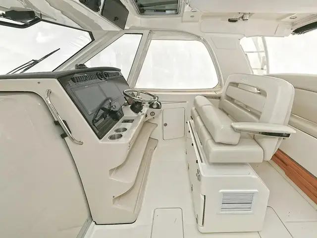 Boston Whaler 380 Realm