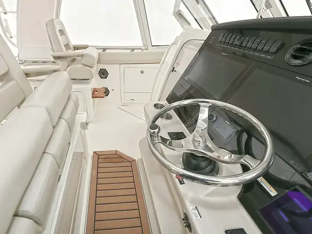 Boston Whaler 380 Realm