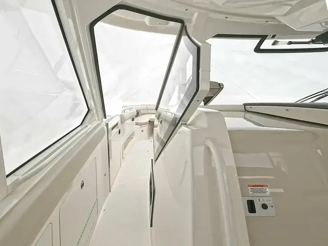 Boston Whaler 380 Realm