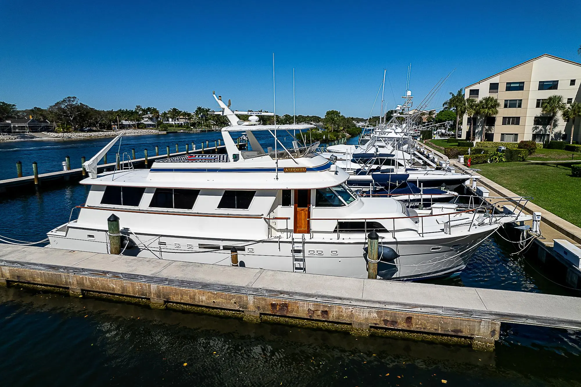 1987 Hatteras 68'