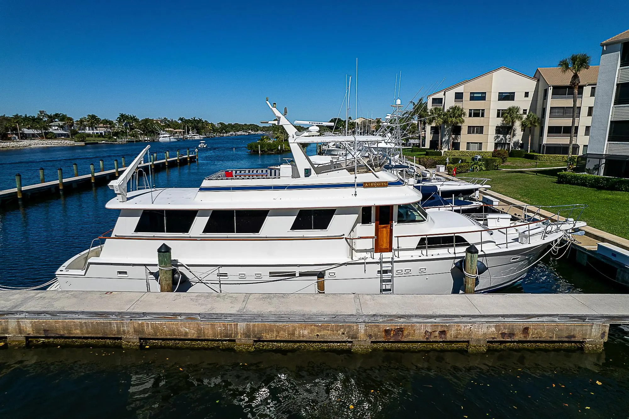 1987 Hatteras 68'