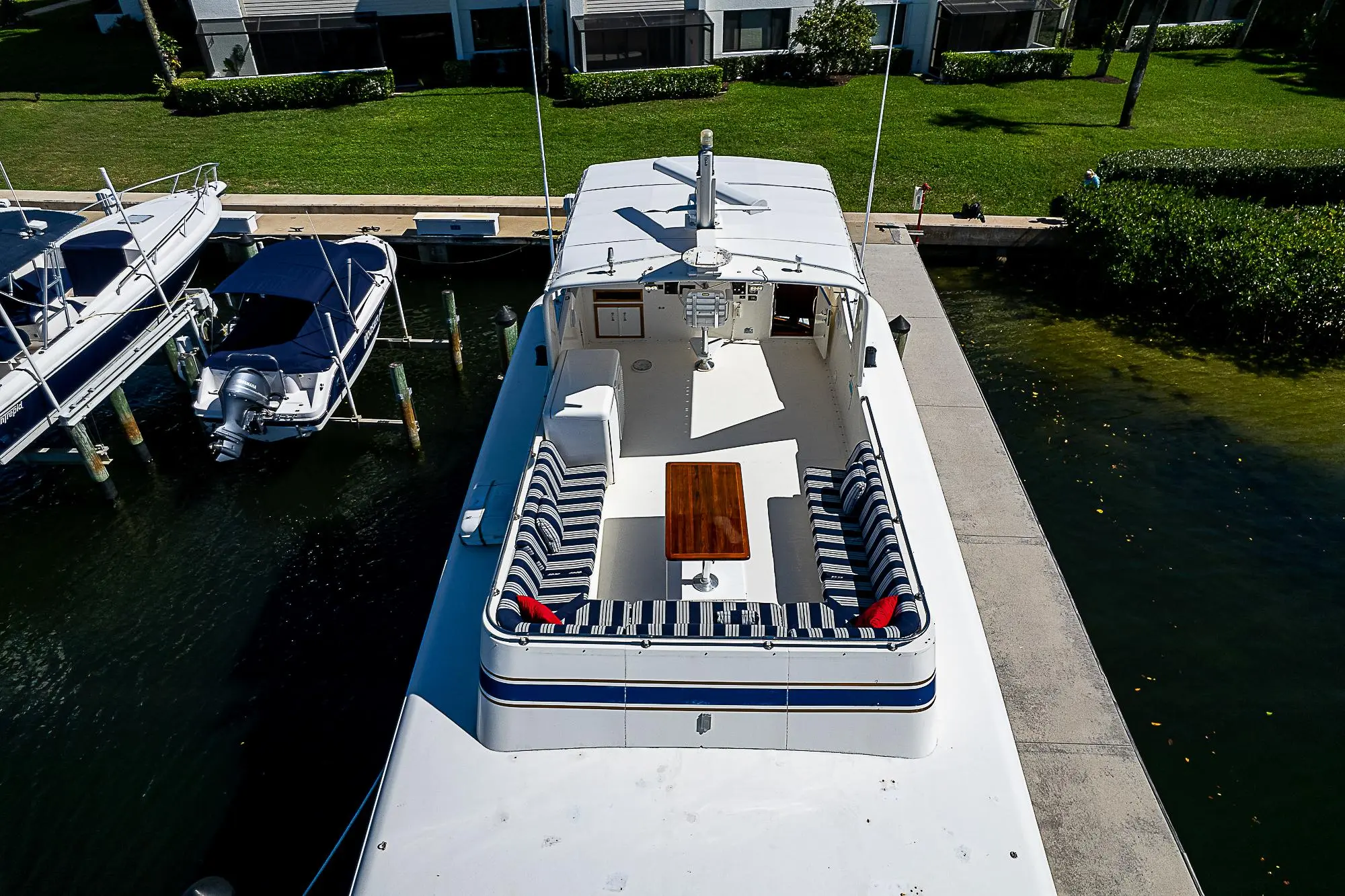 1987 Hatteras 68'