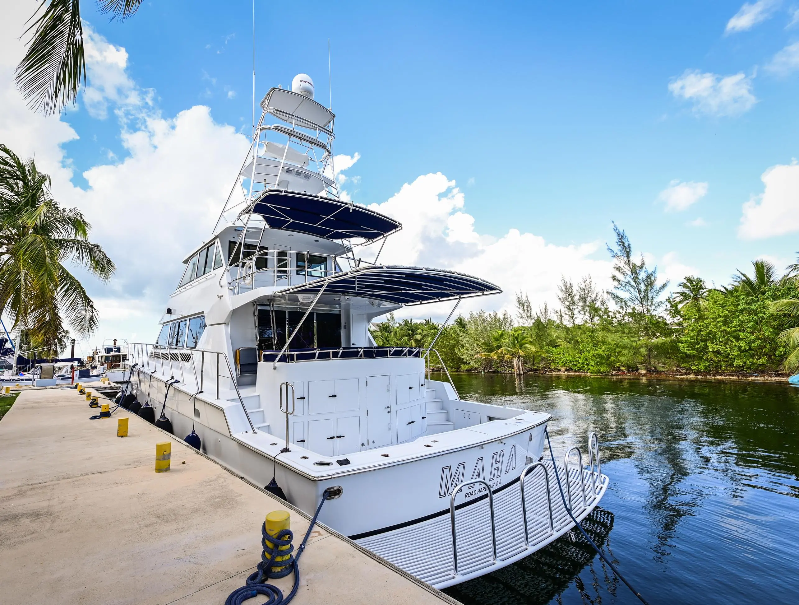 2000 Hatteras 82'