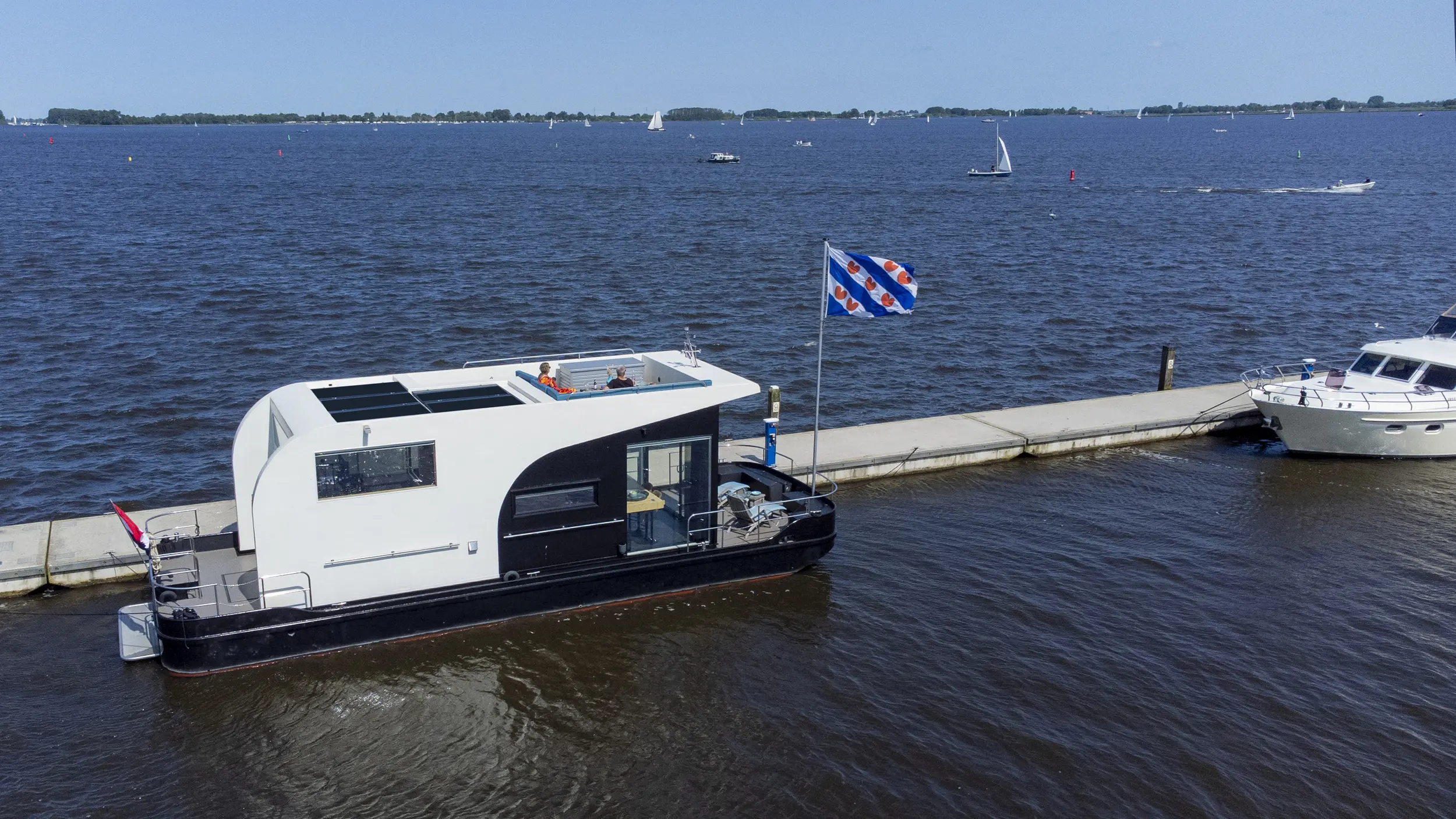 2022 Concept volledig elektrische houseboat