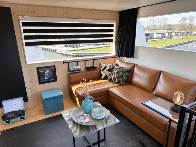 HOMESHIP VaarLoft Volledig Elektrische Houseboat