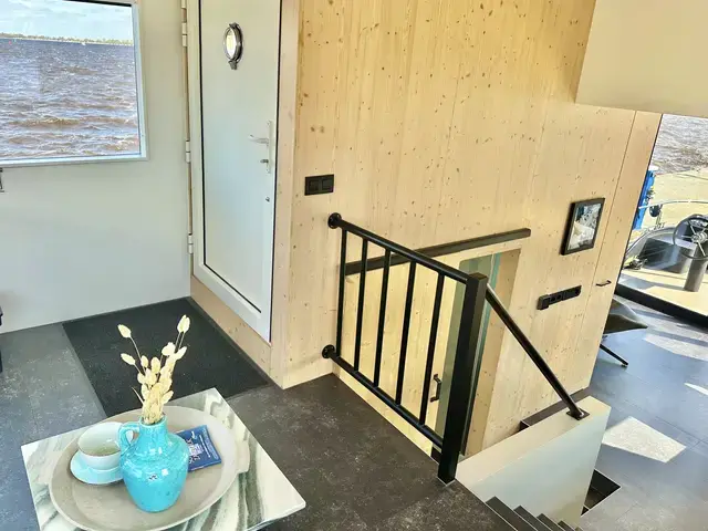 HOMESHIP VaarLoft Volledig Elektrische Houseboat