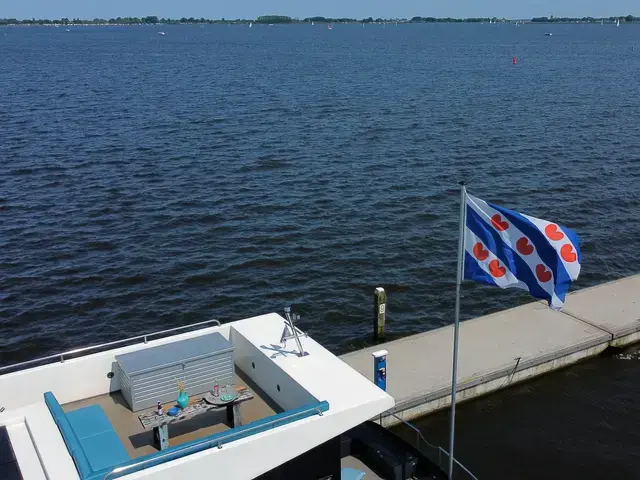 HOMESHIP VaarLoft Volledig Elektrische Houseboat