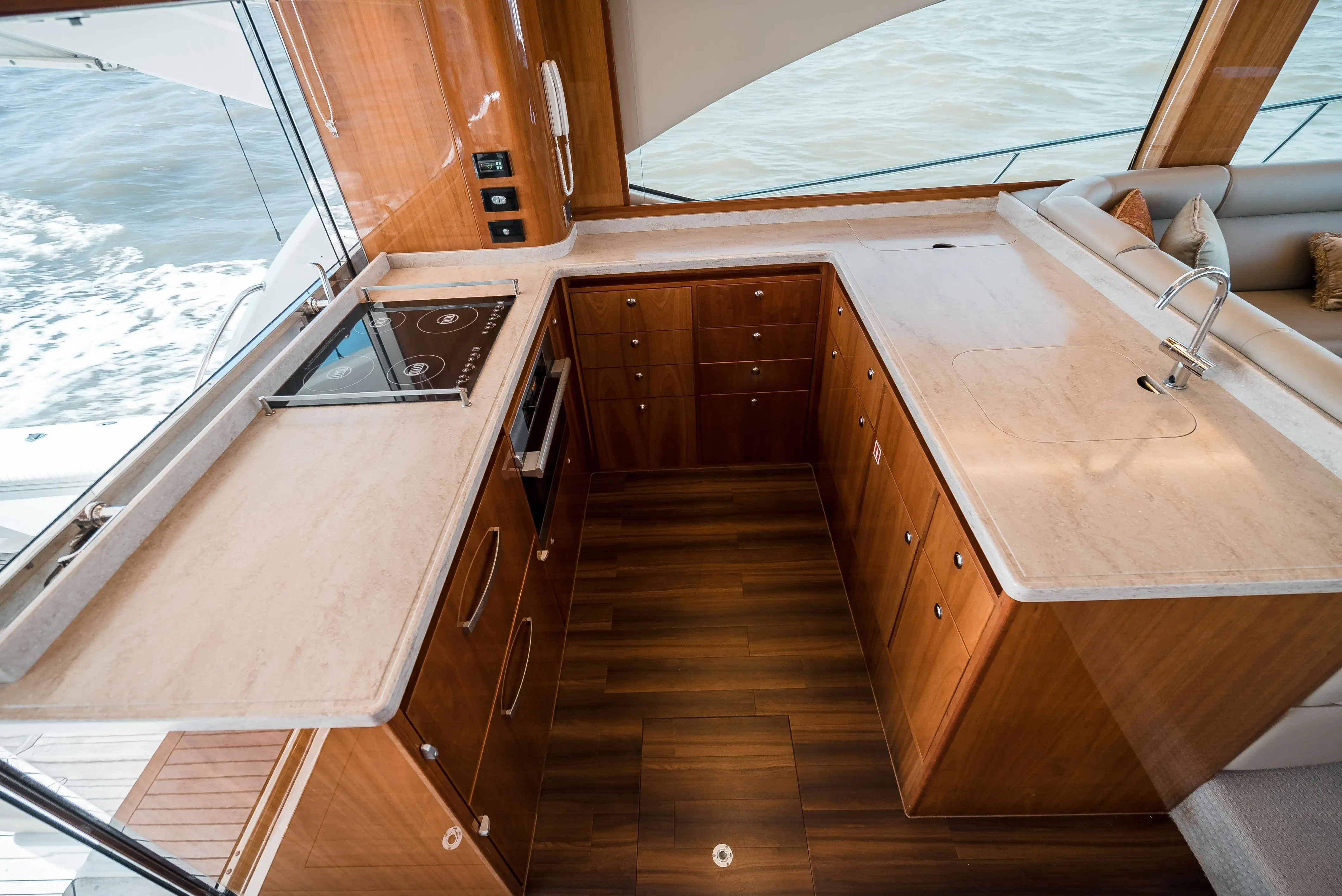 2013 Riviera enclosed flybridge 53