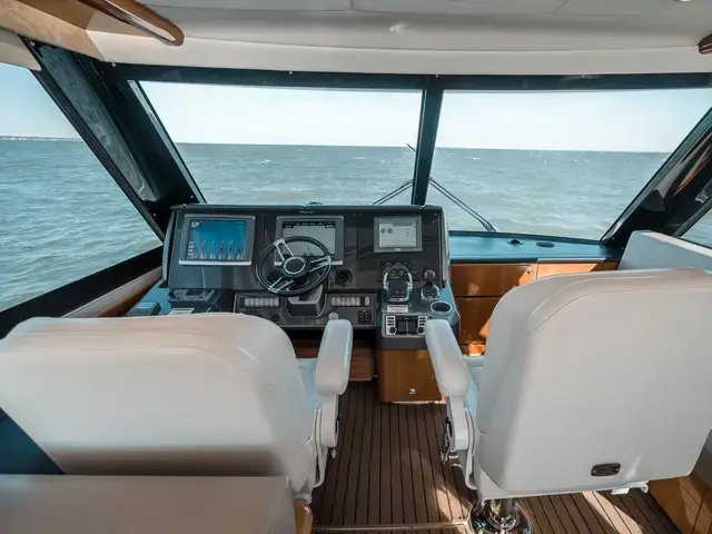 Riviera Enclosed Flybridge 53