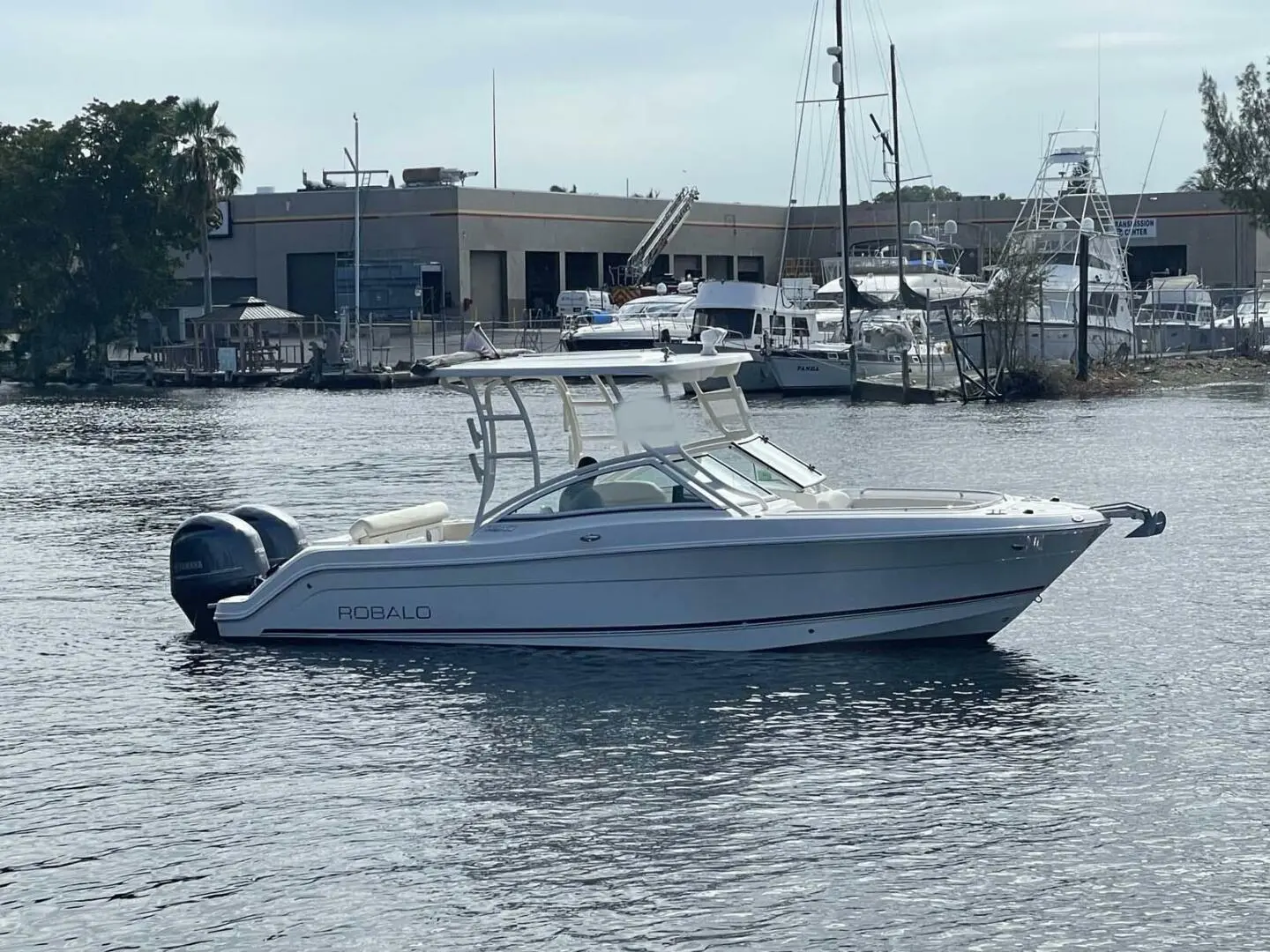 2017 Robalo 247 dual console