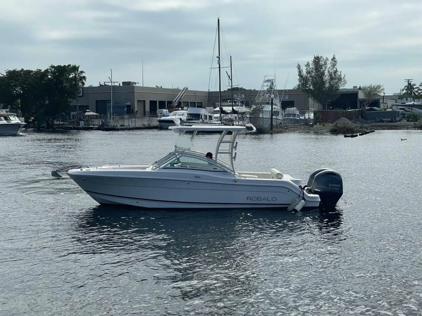 2017 Robalo 247 dual console