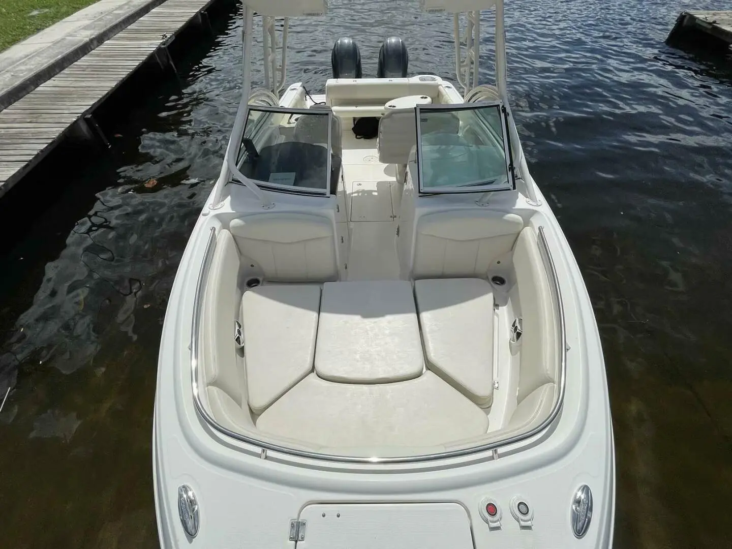 2017 Robalo 247 dual console