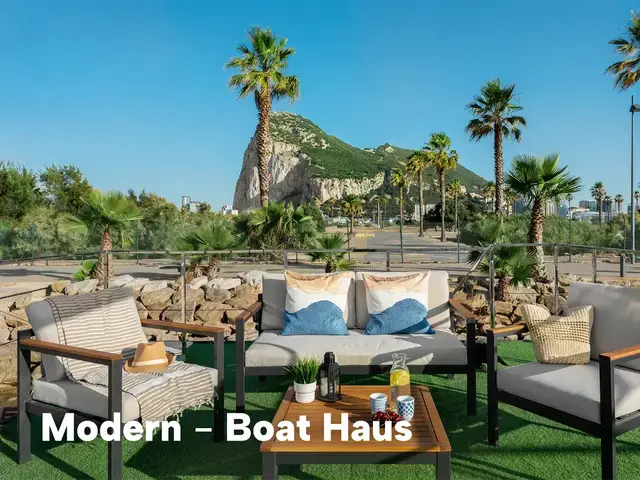 Boat Haus Mediterranean 8X4 MODERN Houseboat