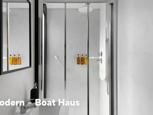 Boat Haus Mediterranean 8X4 MODERN Houseboat