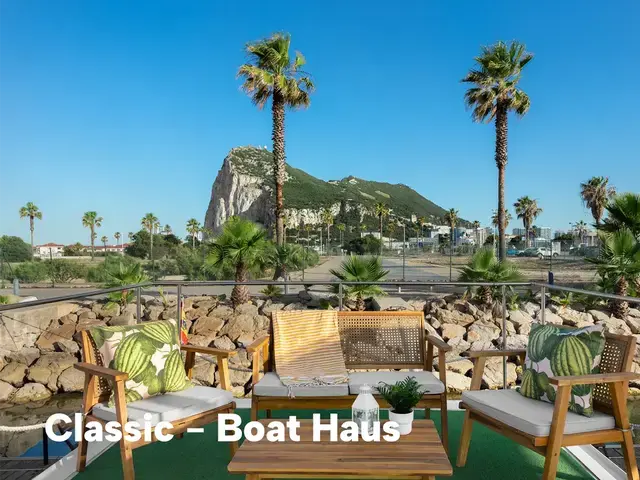 Boat Haus Mediterranean 8x3 Classic Houseboat