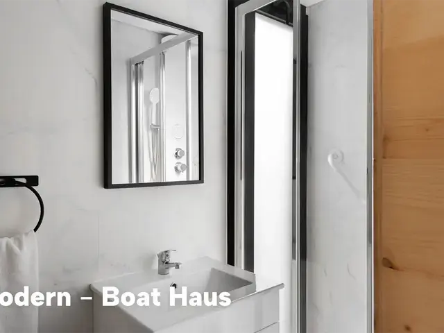 Boat Haus Mediterranean 8X4 MODERN Houseboat