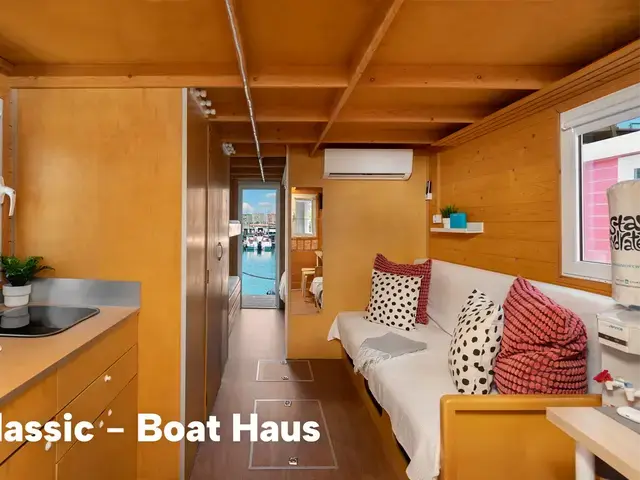 Boat Haus Mediterranean 8x3 Classic Houseboat