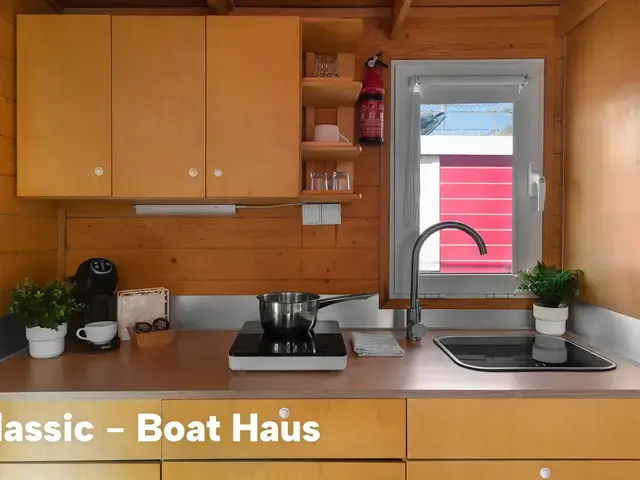 Boat Haus Mediterranean 8x3 Classic Houseboat