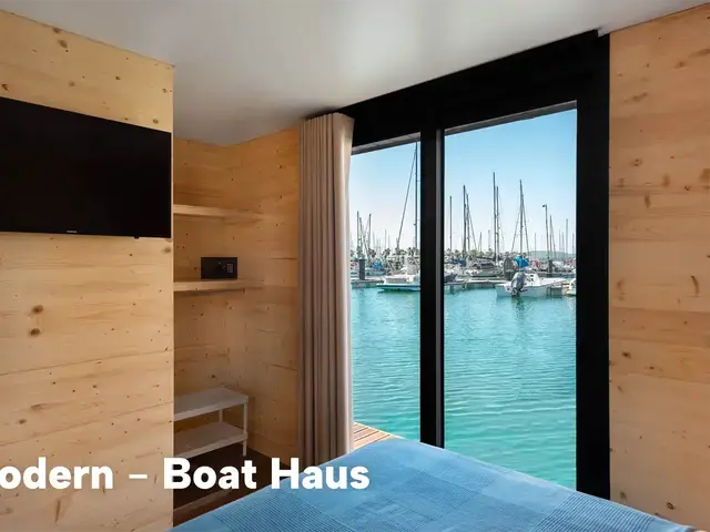 Boat Haus Mediterranean 8X4 MODERN Houseboat