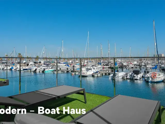 Boat Haus Mediterranean 8X4 MODERN Houseboat