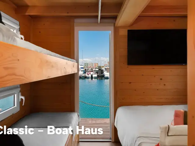 Boat Haus Mediterranean 8x3 Classic Houseboat