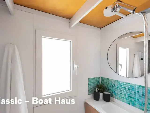 Boat Haus Mediterranean 8x3 Classic Houseboat