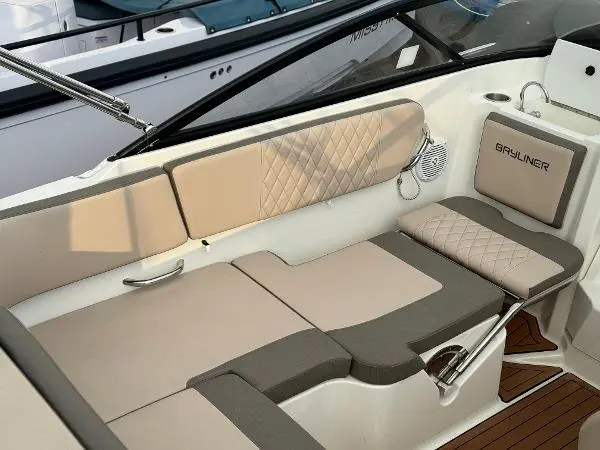 2021 Bayliner vr5 outboard