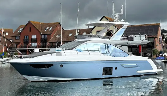 2022 Azimut flybridge 50 t top