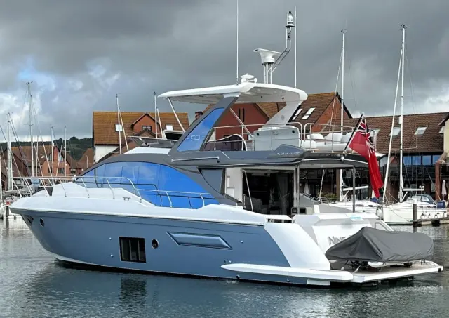 2022 Azimut flybridge 50 t top