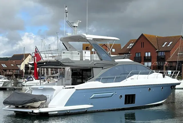 2022 Azimut flybridge 50 t top