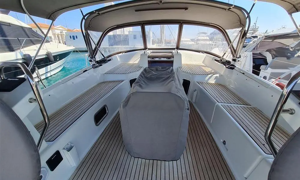 2021 Jeanneau 51 yacht