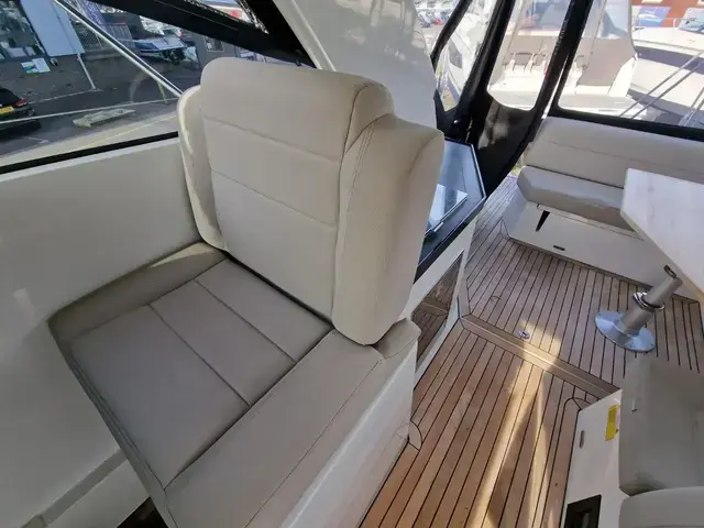 Sealine S 330