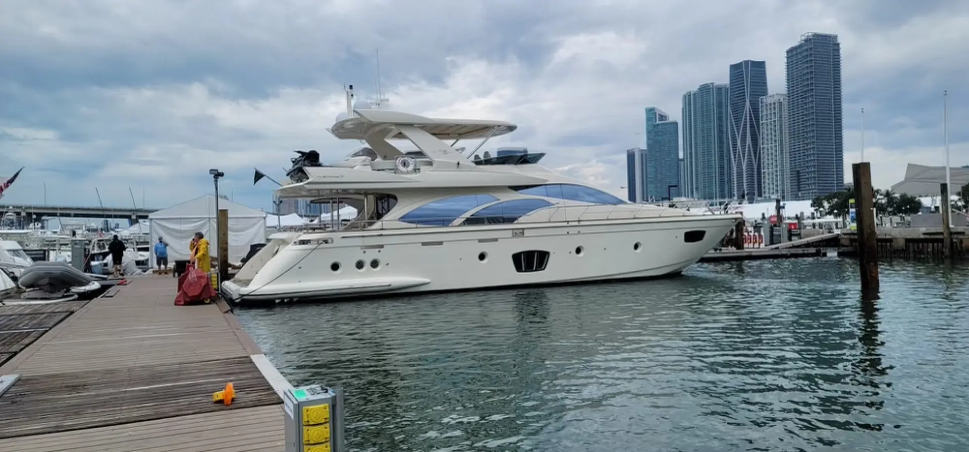 2008 Azimut flybridge