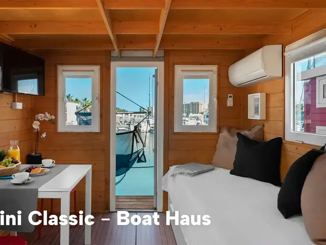 Boat Haus Mediterranean 6x3 Classic Houseboat