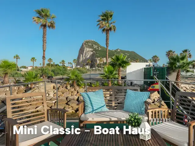 Boat Haus Mediterranean 6x3 Classic Houseboat