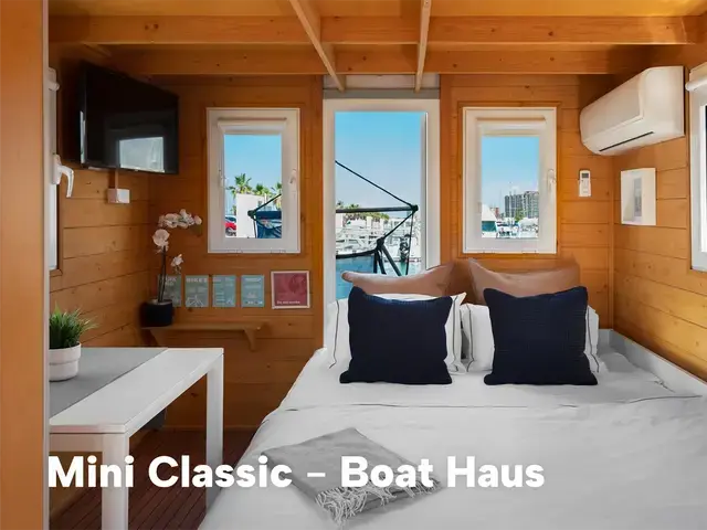 Boat Haus Mediterranean 6x3 Classic Houseboat