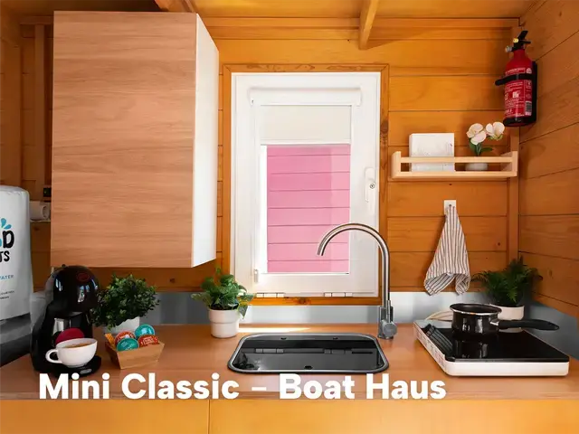 Boat Haus Mediterranean 6x3 Classic Houseboat