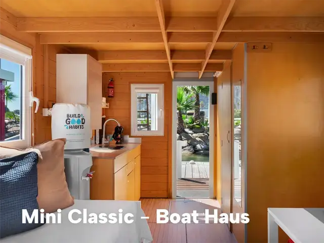 Boat Haus Mediterranean 6x3 Classic Houseboat