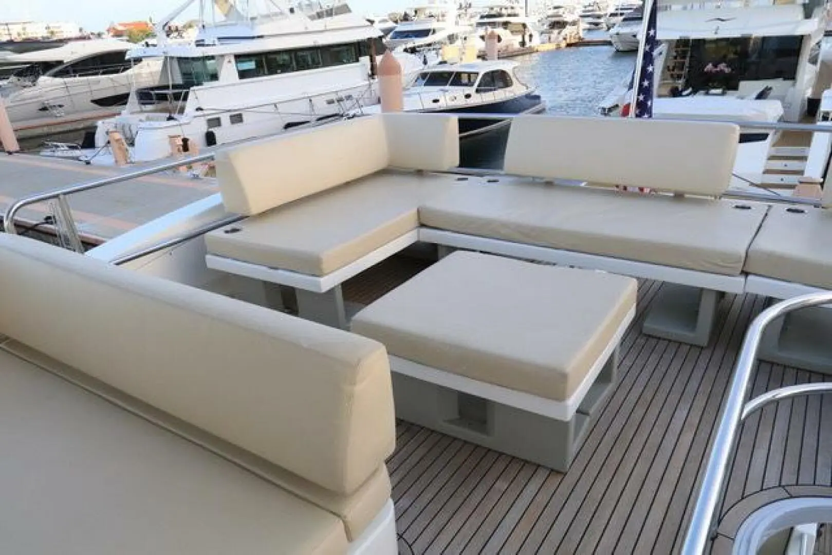 2017 Azimut 60 flybridge