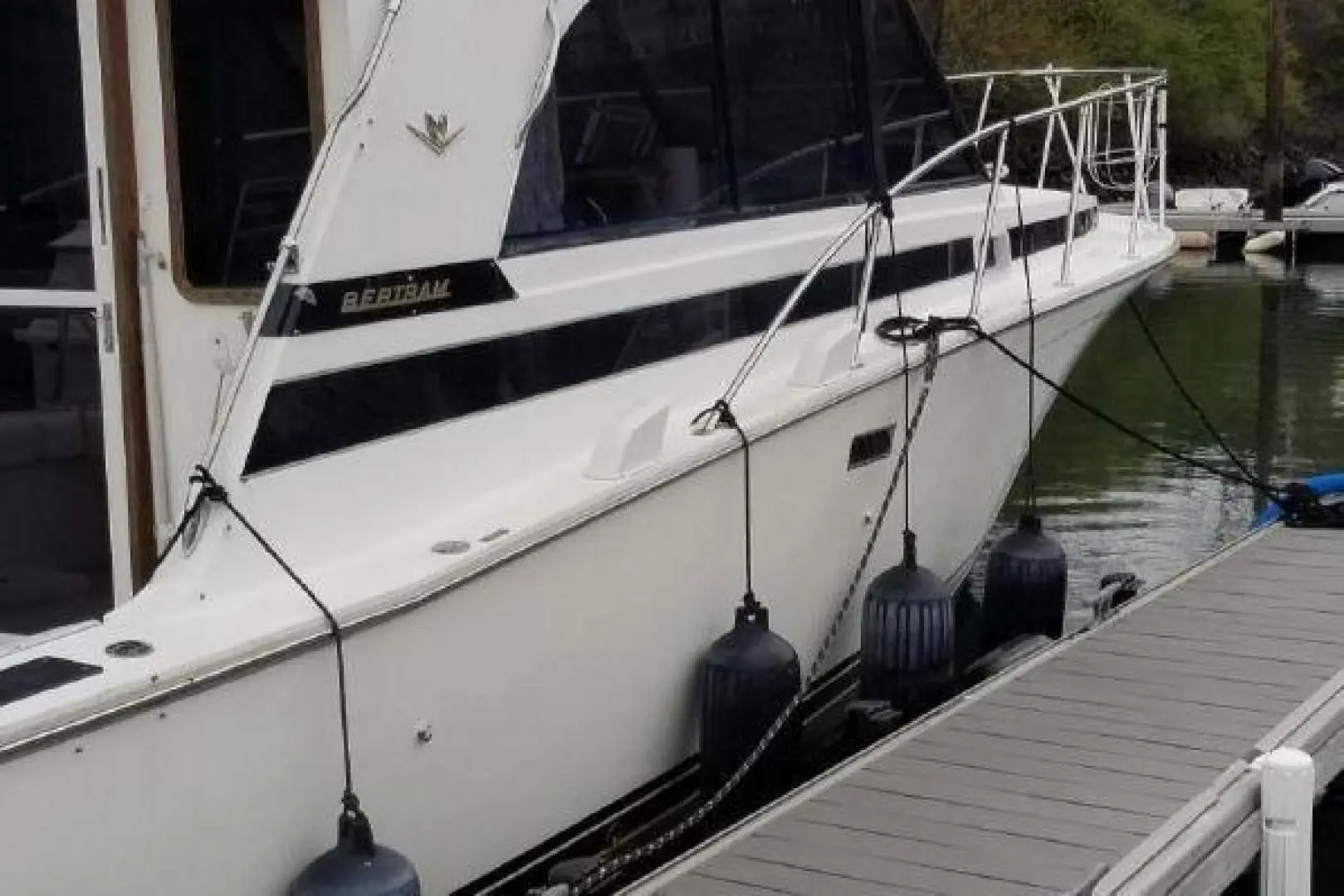 1987 Bertram 33 flybridge cruiser