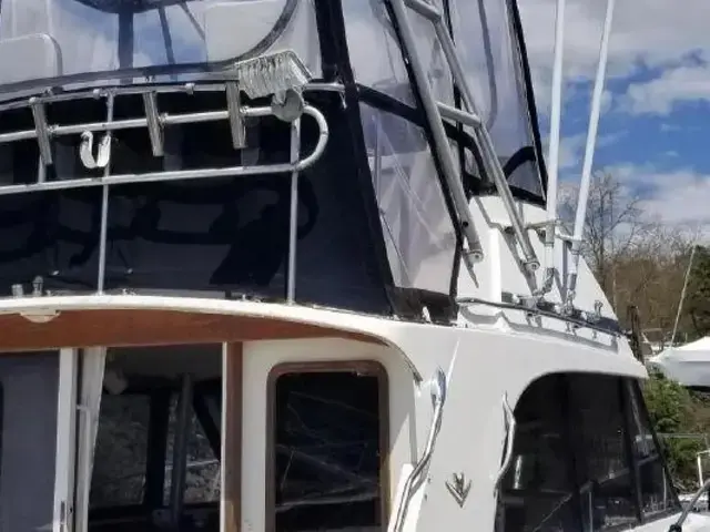 Bertram 33 Flybridge Cruiser